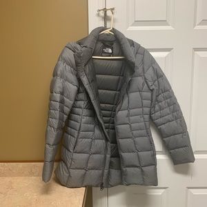 Gray Women’s North Face winter jacket, detachable hood. Hardly worn, like new!
